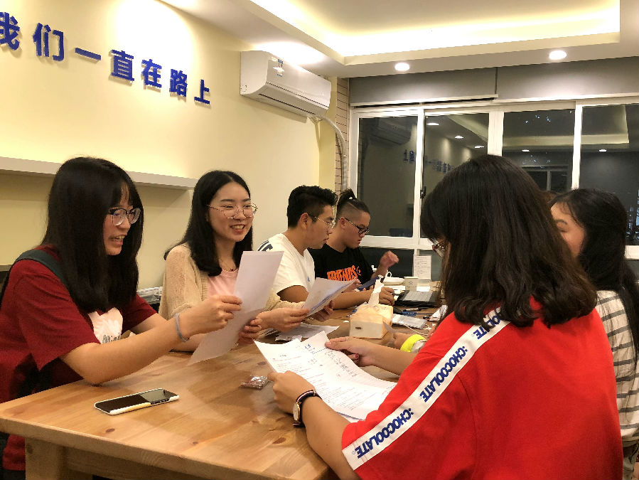 负责人们讨论录取人选.jpg