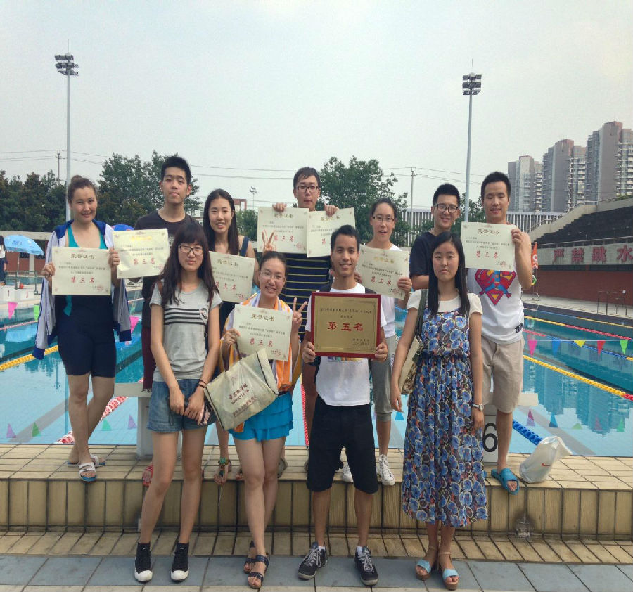 法学院学生在首届“光华杯”游泳比赛中...