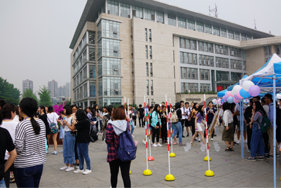济民广场的人群.png