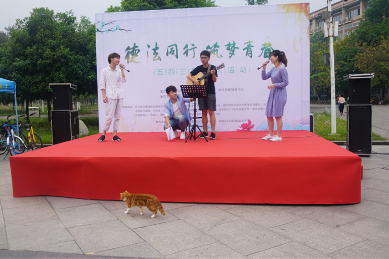 同学表演.png